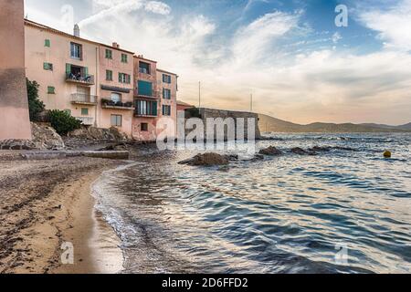 Der malerische Strand La Ponche im Zentrum von Saint-Tropez, Cote d'Azur, Frankreich. Die Stadt ist ein weltweit berühmter Ferienort für den europäischen und amerikanischen Jet Set A Stockfoto