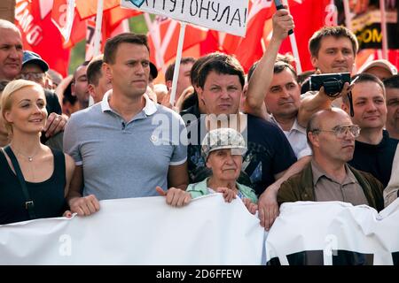 Moskau, Russland. 6. Mai 2012 Blogger Alexei Nawalny und seine Frau Yulia (L) nehmen an dem Marsch von Millionen Opposition Protest in Zentral-Moskau. Die Teilnehmer der Kundgebung protestieren gegen Wladimir Putins neue Amtszeit als russischer Präsident Stockfoto