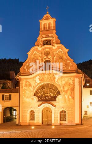 Heilig Geist Spital, Rokokofassade, historische Altstadt von Füssen, Allgäu, Schwaben, Oberbayern, Deutschland Stockfoto