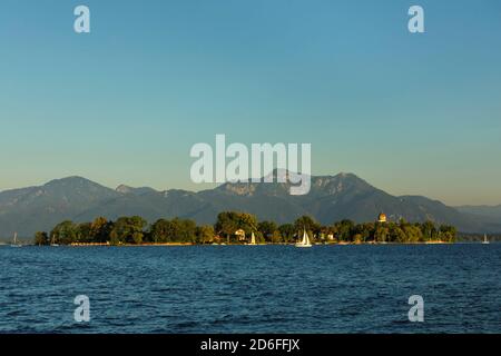 Fraueninsel bei Sonnenuntergang, Gstadt am Chiemsee, Oberbayern, Deutschland Stockfoto