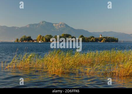 Blick auf die Fraueninsel bei Sonnenuntergang, Gstadt am Chiemsee, Oberbayern, Deutschland Stockfoto