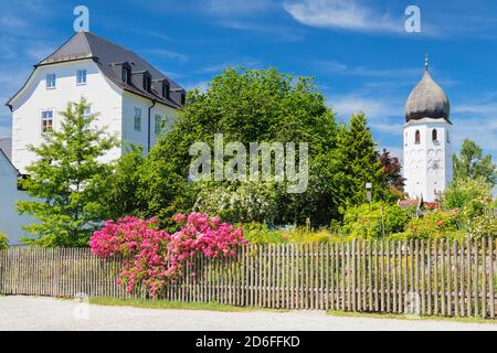 Klostergarten und Glockenturm des Klosters Frauenwörth auf der Fraueninsel, Chiemsee, Oberbayern, Deutschland Stockfoto