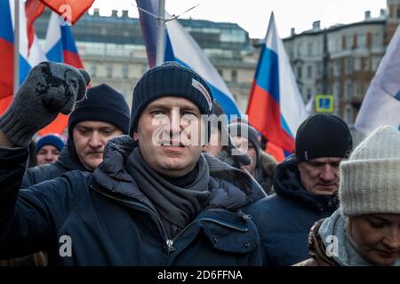 Moskau, Russland. 25. Februar 2018 der russische Oppositionsführer Alexej Nawalny nimmt am Vorabend des 3. Todestages in Moskau an einem marsch auf dem Moskauer Strastnoi-Boulevard Teil, um dem russischen Politiker und Oppositionsführer Boris Nemzow zu gedenken Stockfoto