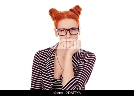 Mürrische Frau. Nahaufnahme Porträt von verärgert Frau in ihren 30ern trägt gestreifte schwarz-weiß Jacke mit 2 Brötchen bis Frisur auf reinem weißen Hintergrund stehen Stockfoto