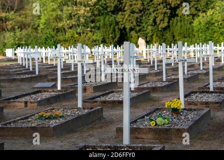 Deutschland, Sachsen-Anhalt, Gardelegen, Ehrenfriedhof, Feldscheune Isengnibbe Gedenkstätte, kurz vor Kriegsende trieben die Nazis über 1000 KZ-Häftlinge in eine Scheune und zünden sie an, fast alle Häftlinge aus Belgien, Italien, Frankreich, Polen und vielen anderen Ländern geriet in Lebensgefahr. Stockfoto