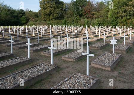 Deutschland, Sachsen-Anhalt, Gardelegen, Ehrenfriedhof, Feldscheune Isengnibbe Gedenkstätte, kurz vor Kriegsende trieben die Nazis über 1000 KZ-Häftlinge in eine Scheune und zünden sie an, fast alle Häftlinge aus Belgien, Italien, Frankreich, Polen und vielen anderen Ländern geriet in Lebensgefahr. Stockfoto