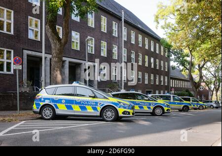 Polizeipräsidium in Essen, Mülheim Polizeiwache, Ruhrgebiet, Nordrhein-Westfalen, Deutschland, Servicegebäude in der von-Bock-Straße 50, Polizeiautos, Beschriftung von Polizeifahrzeugen auf Einsatzfahrzeugen vor der Polizeistation. Stockfoto