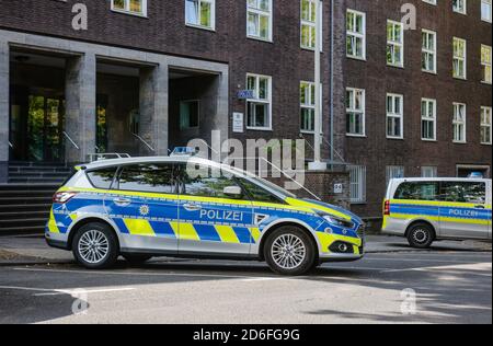 Polizeipräsidium in Essen, Mülheim Polizeiwache, Ruhrgebiet, Nordrhein-Westfalen, Deutschland, Servicegebäude in der von-Bock-Straße 50, Polizeiautos, Beschriftung von Polizeifahrzeugen auf Einsatzfahrzeugen vor der Polizeistation. Stockfoto