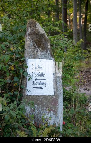 Deutschland, Sachsen-Anhalt, Ilsenburg, Wegweiser Brocken und Ilse-Fälle, Nationalpark Harz Stockfoto