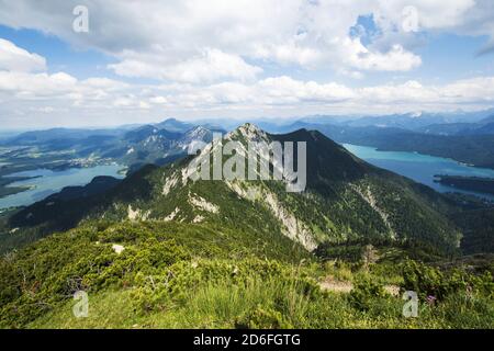 Blick von Heimgarten auf Herzogstand, Kochelsee und Walchensee, Oberbayern, Bayern, Deutschland Stockfoto