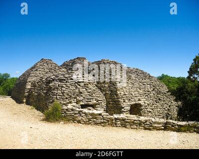 Gordes, Frankreich - august 2015: Trockensteinhütten im Dorf 'Les Bories' Stockfoto