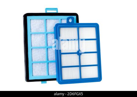 Luftfilter für Staubsauger zur Reinigung von Staub, neues Ersatzteil auf blauem Gehäuse isoliert auf weißem Hintergrund. Stockfoto