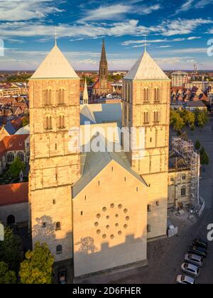 St.-Paulus-Dom mit St. Lambert Kirche im Hintergrund in Münster Stockfoto