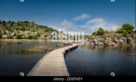 Wanderweg über den Ètang du Doul im Sommer in der Nähe Peyriac de Mer Stockfoto