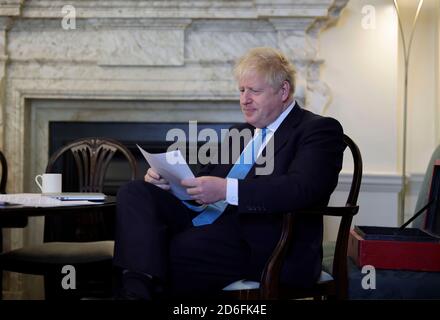 (201017) -- LONDON, 17. Oktober 2020 (Xinhua) -- der britische Premierminister Boris Johnson bereitet seine Brexit-Erklärung in seinem Büro in der Downing Street 10 vor, bevor er am 16. Oktober 2020 in London, Großbritannien, einen Clip für die Medien über seine Reaktion nach dem EU-Gipfel drehte. Boris Johnson sagte am Freitag, dass Großbritannien sich darauf vorbereiten werde, ein No-Trade-Szenario zu akzeptieren, da sich der EU-Gipfel in Brüssel weigerte, London ein Abkommen im kanadischen Stil anzubieten. Johnson gab die Antwort nach den EU-Gipfeldiskussionen am Brexit-Donnerstag. Michel Barnier, EU-Chefunterhändler für Brexit, sagte, er werde weiterhin intensiv verhandeln Stockfoto