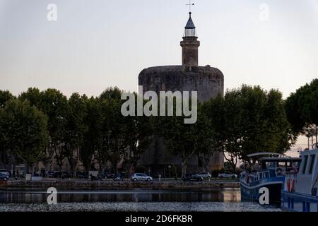 Aigues-Mortes, Frankreich.20. August 2020. La Tour Constance, Schiffe auf dem Rhône Kanal in Sete bei Aigues-Mortes bei Aigues-Mortes am 20. August 2020. Stockfoto