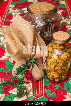 3 Home made Food basierte Geschenke auf Weihnachten Tischläufer Stockfoto