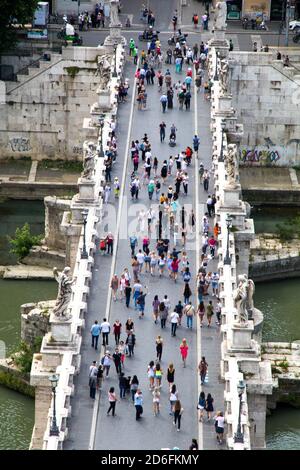 Menschen, die die Ponte San'Angelo Brücke über den Tiber überqueren In Rom Italien Stockfoto