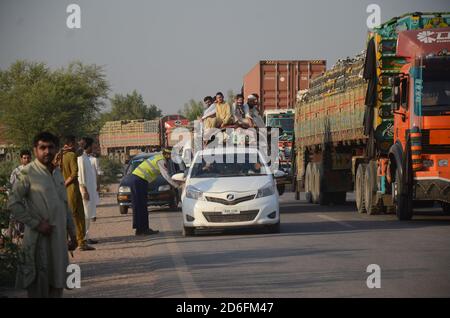 Peshawar, Pakistan. Oktober 2020. Ein Fahrzeug mit NATO-Containern wurde auf der Frontier Road abgebrannt. Nicht identifizierte Schützen greifen NATO-Container auf der Frontier Road, Khyber-Bara District an, sprühen Benzin auf NATO-Container laut Augenzeugen, schwere Waffen wurden auch auf NATO-Fahrzeuge abgefeuert. (Foto von Hussain Ali/Pacific Press) Quelle: Pacific Press Media Production Corp./Alamy Live News Stockfoto