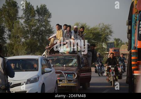 Peshawar, Pakistan. Oktober 2020. Ein Fahrzeug mit NATO-Containern wurde auf der Frontier Road abgebrannt. Nicht identifizierte Schützen greifen NATO-Container auf der Frontier Road, Khyber-Bara District an, sprühen Benzin auf NATO-Container laut Augenzeugen, schwere Waffen wurden auch auf NATO-Fahrzeuge abgefeuert. (Foto von Hussain Ali/Pacific Press) Quelle: Pacific Press Media Production Corp./Alamy Live News Stockfoto