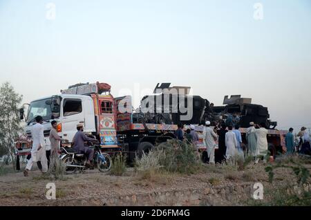 Peshawar, Pakistan. Oktober 2020. Ein Fahrzeug mit NATO-Containern wurde auf der Frontier Road abgebrannt. Nicht identifizierte Schützen greifen NATO-Container auf der Frontier Road, Khyber-Bara District an, sprühen Benzin auf NATO-Container laut Augenzeugen, schwere Waffen wurden auch auf NATO-Fahrzeuge abgefeuert. (Foto von Hussain Ali/Pacific Press) Quelle: Pacific Press Media Production Corp./Alamy Live News Stockfoto