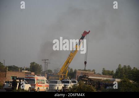 Peshawar, Pakistan. Oktober 2020. Ein Fahrzeug mit NATO-Containern wurde auf der Frontier Road abgebrannt. Nicht identifizierte Schützen greifen NATO-Container auf der Frontier Road, Khyber-Bara District an, sprühen Benzin auf NATO-Container laut Augenzeugen, schwere Waffen wurden auch auf NATO-Fahrzeuge abgefeuert. (Foto von Hussain Ali/Pacific Press) Quelle: Pacific Press Media Production Corp./Alamy Live News Stockfoto