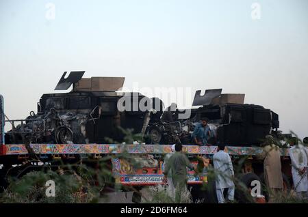 Peshawar, Pakistan. Oktober 2020. Ein Fahrzeug mit NATO-Containern wurde auf der Frontier Road abgebrannt. Nicht identifizierte Schützen greifen NATO-Container auf der Frontier Road, Khyber-Bara District an, sprühen Benzin auf NATO-Container laut Augenzeugen, schwere Waffen wurden auch auf NATO-Fahrzeuge abgefeuert. (Foto von Hussain Ali/Pacific Press) Quelle: Pacific Press Media Production Corp./Alamy Live News Stockfoto