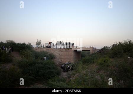 Peshawar, Pakistan. Oktober 2020. Ein Fahrzeug mit NATO-Containern wurde auf der Frontier Road abgebrannt. Nicht identifizierte Schützen greifen NATO-Container auf der Frontier Road, Khyber-Bara District an, sprühen Benzin auf NATO-Container laut Augenzeugen, schwere Waffen wurden auch auf NATO-Fahrzeuge abgefeuert. (Foto von Hussain Ali/Pacific Press) Quelle: Pacific Press Media Production Corp./Alamy Live News Stockfoto