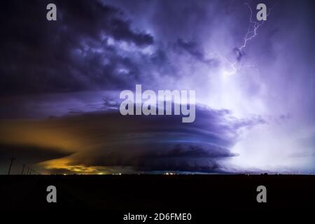 Ein Blitz erhellt ein supercell-Gewitter mit dramatischen Sturmwolken während eines Unwetterereignisses über Dodge City, Kansas Stockfoto