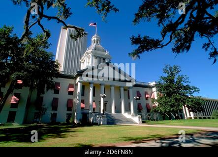Das alte Tallahassee Florida State Capitol Building liegt vor dem Hotel Des neuen State Capitol Gebäudes Stockfoto