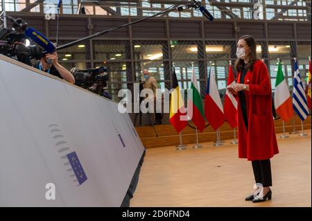 (201017) -- BRÜSSEL, 17. Oktober 2020 (Xinhua) -- die finnische Premierministerin Sanna Marin kommt zum zweiten Tag des EU-Gipfels am 16. Oktober 2020 in Brüssel, Belgien. Der Europäische Rat hat seinen zweitägigen Gipfel am Freitagnachmittag abgeschlossen. (Europäische Union/Handout über Xinhua) Stockfoto