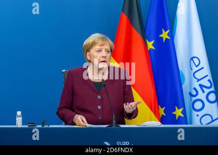 (201017) -- BRÜSSEL, 17. Oktober 2020 (Xinhua) -- Bundeskanzlerin Angela Merkel nimmt nach dem EU-Gipfel am 16. Oktober 2020 in Brüssel, Belgien, an einer Pressekonferenz Teil. Der Europäische Rat hat seinen zweitägigen Gipfel am Freitagnachmittag abgeschlossen. (Europäische Union/Handout über Xinhua) Stockfoto