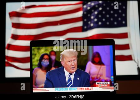 Peking, China. Oktober 2020. Das Foto, das am 15. Oktober 2020 in Arlington, Virginia, USA, aufgenommen wurde, zeigt NBC-Live-Stream von US-Präsident Donald Trumps Rathaus-Veranstaltung im Freien in Miami, Florida. US-Präsident Donald Trump und sein demokratischer Rivale Joe Biden hielten am Donnerstagabend über verschiedene Fernsehsender konkurrierende Rathäuser ab und griffen sich gegenseitig an, was von der Pandemiereaktion über die QAnon-Verschwörungstheorie bis hin zur Ausweitung des Obersten Gerichtshofs reichte. Quelle: Liu Jie/Xinhua/Alamy Live News Stockfoto