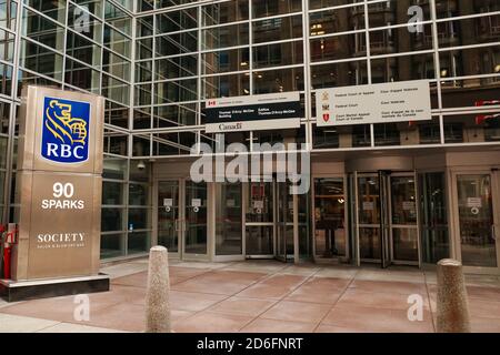 Ottawa, Ontario, Kanada - 8. Oktober 2020: Der Eingang zum Thomas D'Arcy McGee Building in der Sparks Street 90 in Ottawa, Heimat einiger Kanadas fe Stockfoto