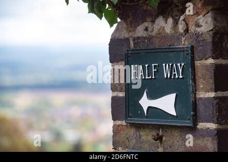 Auf halbem Weg Schild an einer Backsteinmauer in Foley Terrasse auf dem Weg hinauf zu den malvern Hügel. Great Malvern, Worchestershire, England. Stockfoto