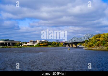 Ottawa, Ontario, Kanada - 8. Oktober 2020: Ein Blick über den Ottawa River zeigt das Canadian Museum of History und die Provinzhauptstadt Alexandra Bridg Stockfoto