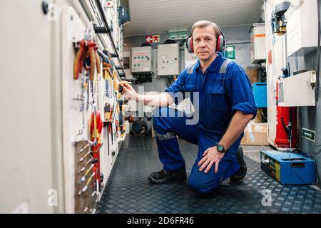 Marine Engineer Officer in Motorkontrollraum ECR. Er arbeitet in der Werkstatt Stockfoto