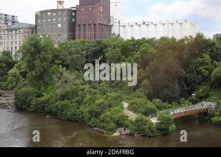 Das Ufer des Mississippi Flusses in der Innenstadt von Minneapolis, Minnesota. Stockfoto