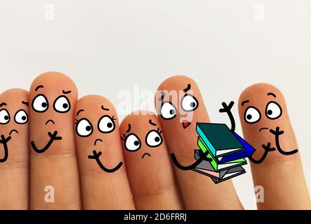 Sechs Finger sind als Gruppe von Menschen geschmückt. Einer von ihnen wird von seinen Kollegen diskriminiert. Stockfoto