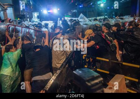 Bangkok, Thailand. Oktober 2020. Während der Demonstration treffen die Demonstranten mit der Polizei zusammen. Regierungsfeindliche Demonstranten nehmen an einer großen Demonstration an der Kreuzung Pathumwan Teil, die den Rücktritt des thailändischen Premierministers und die Reform der Monarchie nach einem "Ausnahmezustand" forderte, der von Premierminister Prayut Chan-o-cha erklärt wurde. Die Demonstration endete mit Zusammenstößen mit prodemokratischen Demonstranten und Bereitschaftspolizei. Kredit: SOPA Images Limited/Alamy Live Nachrichten Stockfoto