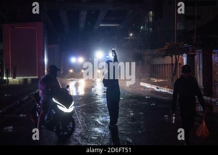 Bangkok, Thailand. Oktober 2020. Während der Demonstration stehen die Demonstranten vor den Wasserwerfer-Lastwagen. Regierungsfeindliche Demonstranten nehmen an einer großen Demonstration an der Kreuzung Pathumwan Teil, die den Rücktritt des thailändischen Premierministers und die Reform der Monarchie nach einem "Ausnahmezustand" forderte, der von Premierminister Prayut Chan-o-cha erklärt wurde. Die Demonstration endete mit Zusammenstößen mit prodemokratischen Demonstranten und Bereitschaftspolizei. Kredit: SOPA Images Limited/Alamy Live Nachrichten Stockfoto