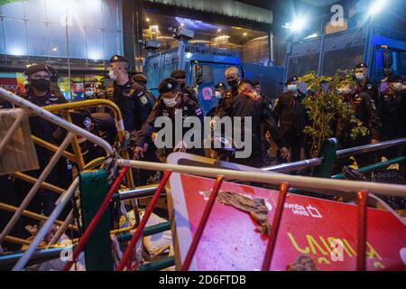 Bangkok, Thailand. Oktober 2020. Die Bereitschaftspolizei sieht, wie sie während der Demonstration Barrikaden entfernt. Regierungsfeindliche Demonstranten nehmen an einer großen Demonstration Teil, in der der Rücktritt des thailändischen Premierministers und die Reform der Monarchie nach einem "Ausnahmezustand" gefordert wurde, der von Premierminister Prayut Chan-o-cha erklärt wurde. Nach 2 Stunden der demokratischen Kundgebung nutzte die Bereitschaftspolizei chemisch verschnürte Wasserkanonen, um den Ansatz zu durchgreifen. Kredit: SOPA Images Limited/Alamy Live Nachrichten Stockfoto