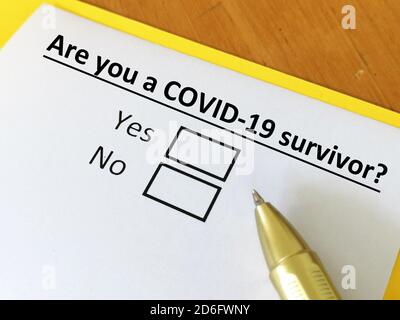 Eine Person beantwortet Frage über Coronavirus-Infektion. Die Person denkt, ob er ein covid-19 Überlebender ist. Stockfoto