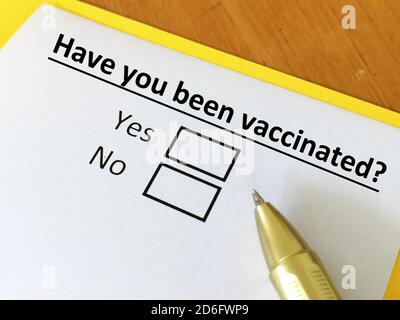 Eine Person beantwortet Fragen zu Impfstoffen. Die Person denkt, ob sie geimpft wurde. Stockfoto
