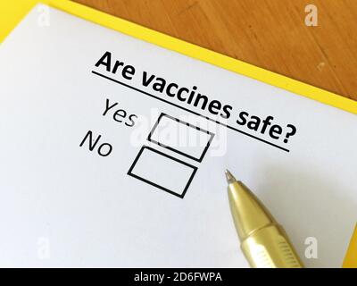 Eine Person beantwortet die Frage nach der Sicherheit von Impfstoffen. Die Person denkt, ob Impfstoffe sicher sind. Stockfoto