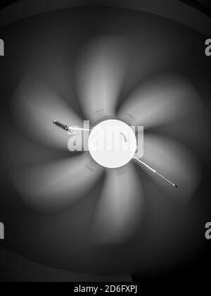 Monochrome Bodenansicht eines rotierenden Deckenventilators Stockfoto
