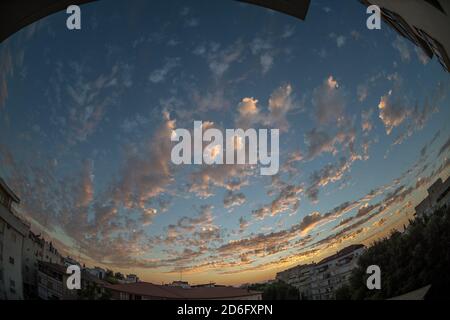 Fish-Eye Stadtlandschaft Bild von einem wunderschönen Herbst Sonnenuntergang in Israel Fish-eye Stadtlandschaft Bild von einem wunderschönen Herbst Sonnenuntergang In Israel Stockfoto