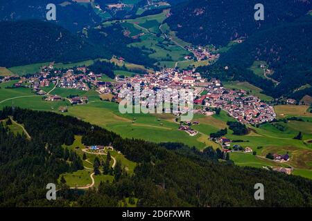 Luftbild auf die Stadt St. Ulrich, von der Seiser Alm, Seiser Alm. Stockfoto