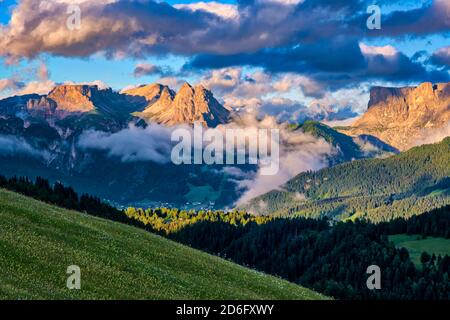 Blick auf den Grödner Pass, Grödner Joch, umgeben von Wolken, von der Seiser Alm, Seiser Alm. Stockfoto