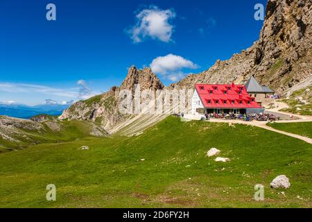 Tierser Alpl Hütte, eine Berghütte, auf der Seiser Alm, Seiser Alm, Rosengartengruppe, Rosengarten, in der Ferne. Stockfoto